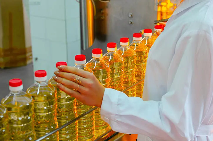 sunflower-oil-factory-line-production-filling-refined-oil-from-sunflower-seeds (1) copy